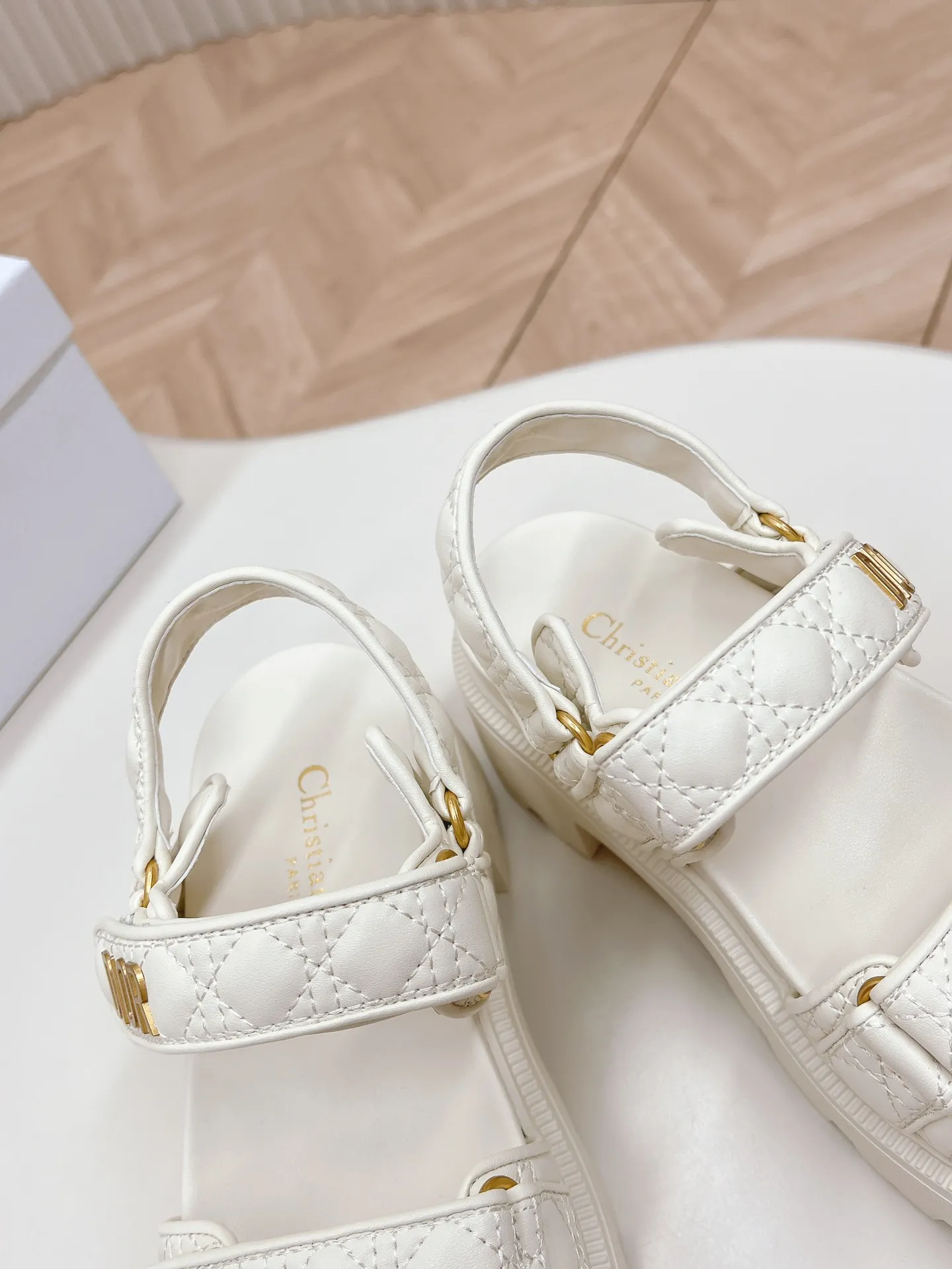 👟👟Ex-factory price 520👟👟 2024Dior Classic Velcro high-heeled sandals and slippers series original replica high version super durable and versatile style very comfortable on the foot, slim and tall, original leather upper, original d hardware buckle, original TPU outsole Heel height is about cm Size: 35-42